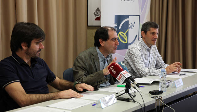 De izda. a dcha., Eneko Larrarte, presidente del Consorcio y alcalde de Tudela; Abel Casado, gerente de la entidad; y Eusebio Sáez, presidente de la Comisión Ejecutiva, presentando el resultado de la convocatoria.