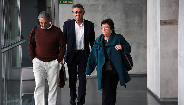 La consejera María José Beaumont, en el Parlamento junto al director general de Interior, Agustín Gastaminza, y el jefe de la Policía Foral, Torcuato Muñoz.