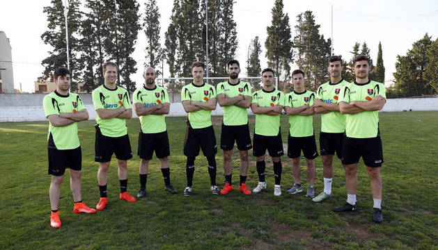 De izda a dcha., Iván Miñés, Imanol Cuairán, Rubén Embid, Alberto Pérez, Mikel Cabrejas, Jorge Viela, Álvaro Sánchez, Aritz Ausejo y Mikel Pascual posan sobre el césped.