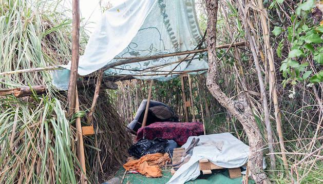 El niño se instaló en esta cabaña construida por el mismo con dos grandes ramas como estructura, cañas para el tejado, un palé como mesa, cojines...