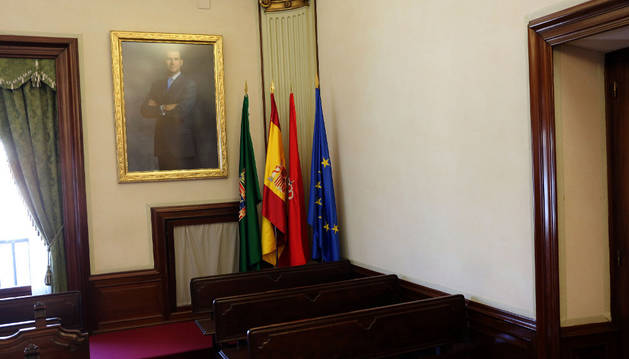 Las banderas y el retrato del rey se colocaron en 2015 en la parte derecha de la pared frontal a la presidenciael Salón de Plenos del Ayuntamiento.