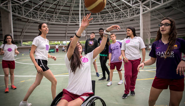 Imagen de un grupo de alumnas jugando a baloncesto en silla de rueda para ponerse en la piel de las personas con discapacidad.