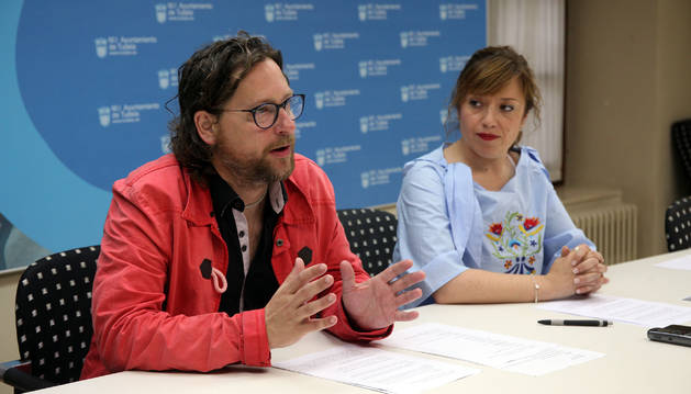 De izquierda a derecha, Diego Ramírez y la edil Silvia Cepas, ayer en el Ayuntamiento de Tudela.