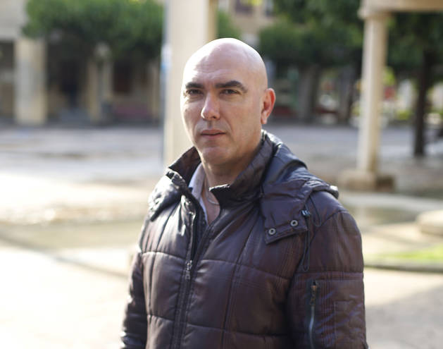 Francisco Espinosa posa en Huarte, donde es edil.