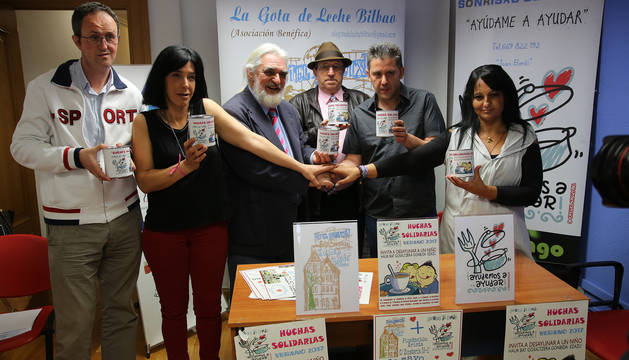 Juan Manuel Pedreño, segundo por la derecha, con miembros de La gota de leche de Bilbao.
