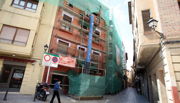 Obras de rehabilitación en un edificio situado al inicio de la calle Rúa, en el Casco Viejo de Tudela.