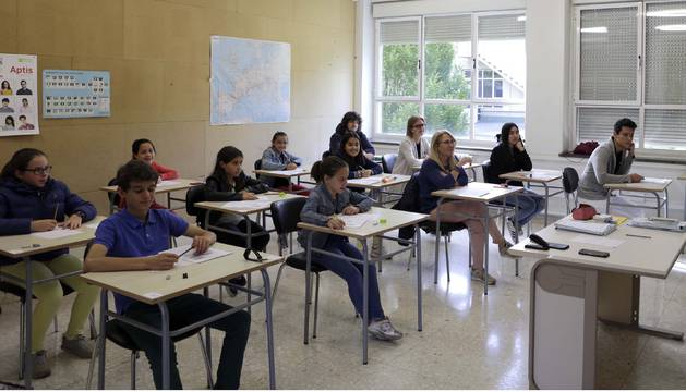 Un grupo de alumnos, ayer antes de comenzar el examen de chino en el edificio de El Sario de la UPNA.