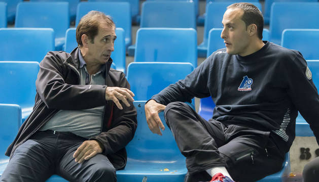 Julién Retegui y Juan Martínez de Irujo dialogan de pelota durante una elección de material. Dos hombres que han hecho época.