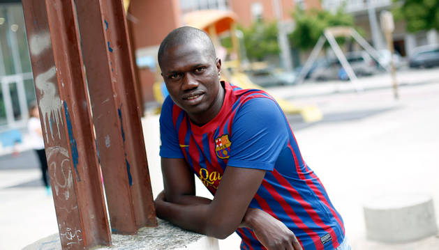 Foto de Cheikhouna Ieng en la Chantrea, “el mejor barrio del mundo”, con la camiseta del Barça, “el mejor equipo del mundo”.