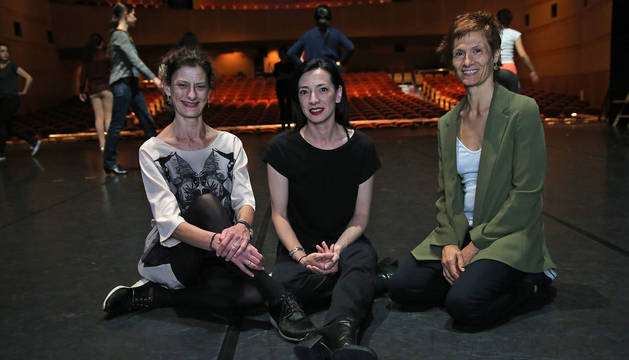Uxua Bonafonte (izq.), Yolanda Barbería y Marisa Vera, el pasado jueves en el Auditorio Barañain, antes de que comenzara la Gala de la Escuela de Danza.