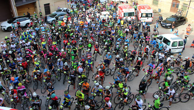 Los 400 participantes de la segunda BTT de Arróniz aplauden tras el minuto de silencio que guardaron en la plaza de los Fueros, antes de salir.