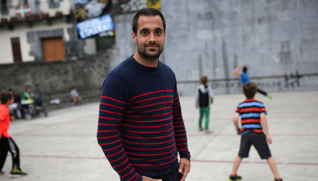 Oinatz Bengoetxea, en la plaza de Leitza mientras un grupo de chicos del pueblo juega en el frontón. El leitzarra está en el mejor momento de su carrera como pelotari profesional. El domingo irá a por su segundo Manomanista.