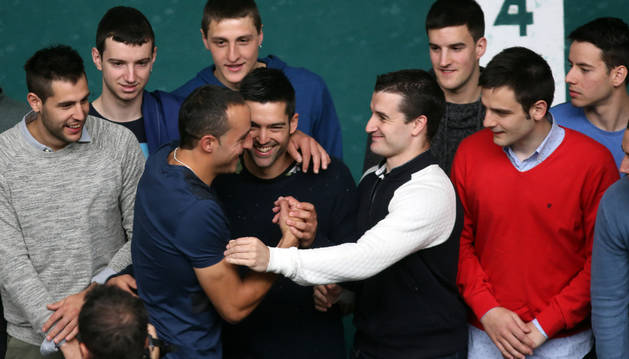 Foto de Juan bromea con los riojanos Gorka y Miguel Merino durante la foto de familia.