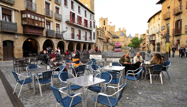 Varias personas en una de las terrazas ubicadas en la plaza de Carlos III, en Olite.