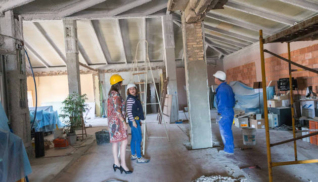 Conchi Ausejo, a la izquierda, visita las obras que se realizan en la Casa Consistorial.