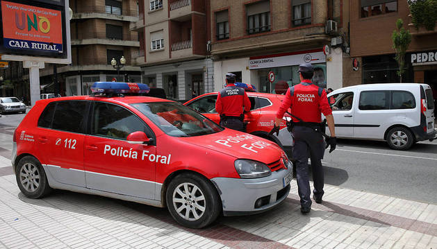 Agentes de la Policía Foral, en una operación desarrollada en Tudela.
