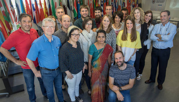 La india Sreemmathy Kalugotla, ayer junto a trabajadores de la asociación Muchos Pocos de MTorres.
