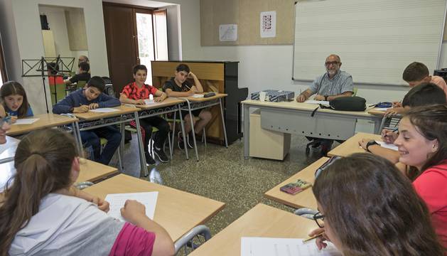 Alumnos de la escuela de música, en una clase ayer por la tarde con Josetxo Sánchez como profesor.