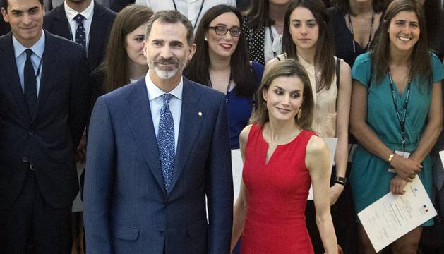 Los Reyes entregan becas de La Caixa a 120 estudiantes españoles