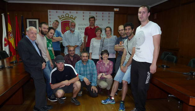 Foto de los solicitantes de gran parte de los proyectos participativos con Koldo Leoz y Unai Errazquin.