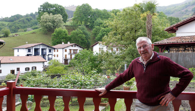 Xanti Elizagoien, en su casa de Etxalar. En los tiempos del contrabando, los caseríos desarrollaron formas de comunicación con trapos de colores.