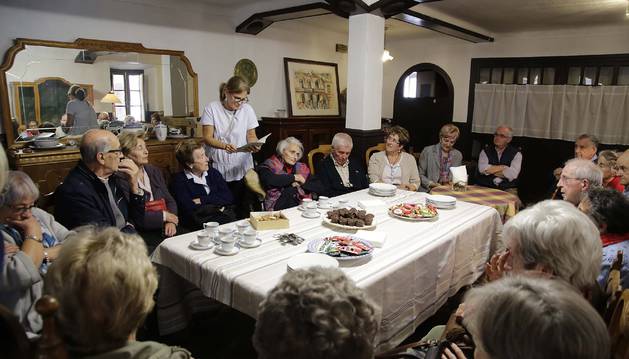 Reunión de los coralistas de la primera etapa del Coro. El segundo por la izquierda que se lleva la mano a la boca es Félix Leiza.