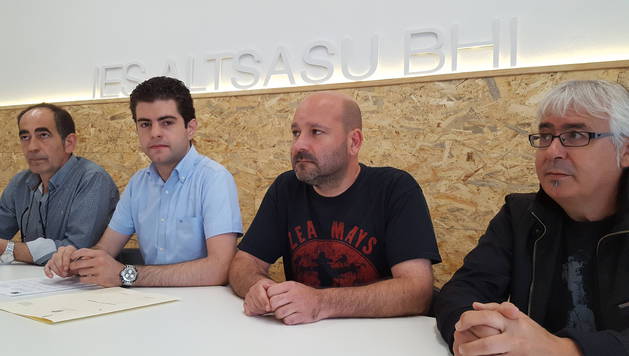 El director del instituto de Alsasua, Javier Casteig; el alcalde, Javier Ollo; el coordinador de la recopilación histórica y profesor, Ander León; y el jefe de la sección de Memoria Histórica de la Dirección de Paz y Convivencia del Gobierno foral, José Miguel Gastón.