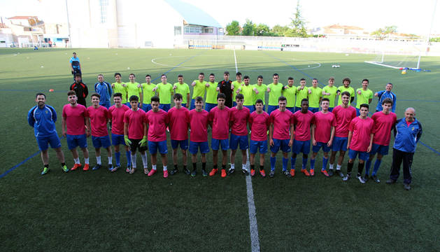Los jugadores del Cirbonero de Tercera, en el fondo, señalan a los del Juvenil, a los que quieren imitar logrando el ascenso a Segunda B.