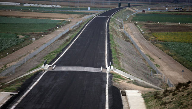 Imagen de la plataforma ya construida en el término de Cadreita, sobre la que se instalaría una doble vía de ancho internacional.