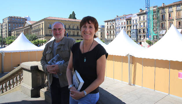Imagen de Patxo Abárzuza y Mertxe Zufía, este miércoles, en el kiosko de la Plaza del Castillo de Pamplona rodeado de las casetas de los libreros.