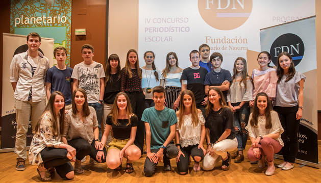Los ganadores del IV Concurso Periodístico Escolar de la Fundación Diario de Navarra posaban este miércoles en el Planetario junto a Leyre Arraiza, patrona de la Fundación DN (en el centro).