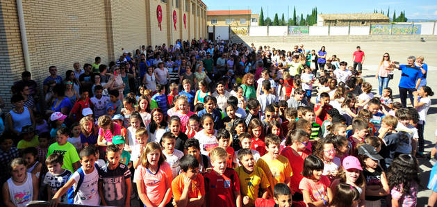 Imagen del patio del colegio Virgen de la Oliva de Carcastillo, que acogió este jueves la fiesta de conmemoración del aniversario.