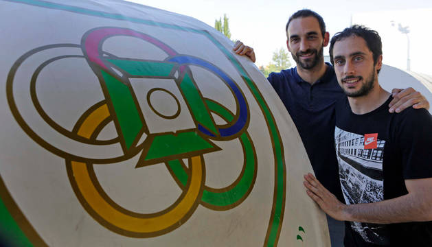 Fermín Remacha (izquierda) y David Sádaba posan junto al escudo de Oberena, en las instalaciones del club, antes del entrenamiento para preparar el duelo en Antequera.
