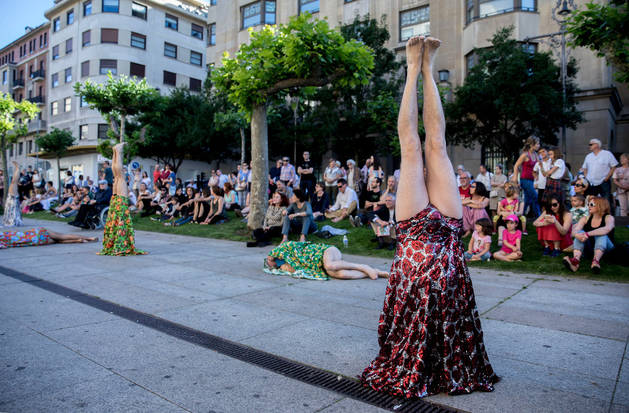 Imagen de la performance colectiva Árboles. Plantación de la coreógrafa brasileña Clarice Lima, ayer en la Avenida Carlos III de Pamplona.