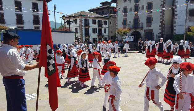 Bandera en mano, Andrés Elizainzin Vicente espera el saludo de los jóvenes dantzaris.