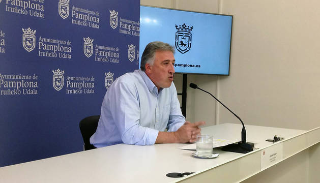El alcalde de Pamplona, Joseba Asiron, durante la rueda de prensa de este jueves.