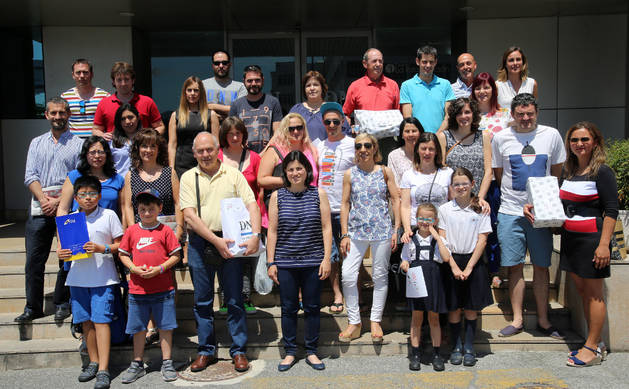 Imagen de representantes de algunas de las empresas y la mayoría de los premiados, ayer tras recoger sus premios en Diario de Navarra.