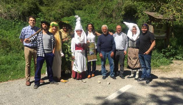 Acceso al sendero del cañón del río Iranzu, donde se presentó el programa. Desde la izquierda, Fernando Urra Goñi (Fundación Caja Navarra), los actores Nano Napal Alfaro y Laura Villanueva Arteaga, Stef Musshe, Lea Martínez de Lizarrondo, Charo Apesteguía, Marino San Martín Villanueva (carbonero de Abárzuza), su alcalde, Miguel Ros, Mentxu Alkorta Arzak y David Lainez Aguirre (grupo Yarleku).