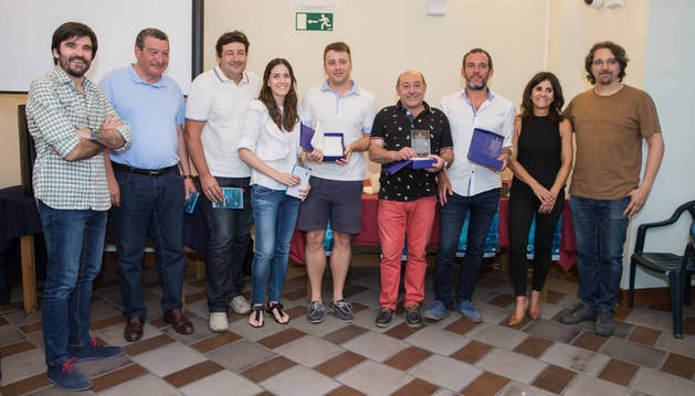 ENTREGA DE PREMIOS De izda. a dcha., Eneko Larrarte Huguet (alcalde); Faustino Pérez Aznar; Antonio Ramón Sánchez Sola; Alexia Torres Salcedo y Eduardo Pina García (premio del público); Cándido Martínez Santiago y Alfredo García Murillo (premio a la mejor rehabilitación; Esther Terrado Mola, de la empresa Rockwool; y Daniel López Córdoba (concejal de Urbanismo).
