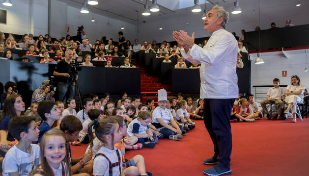 Foto de Ferran Adrià, ayer, ante el público infantil que se citó en el auditorio CaixaBank en Aranzadi, Pamplona.