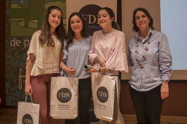 Imágenes de los jóvenes ganadores del IV Concurso periodístico escolar FDN.