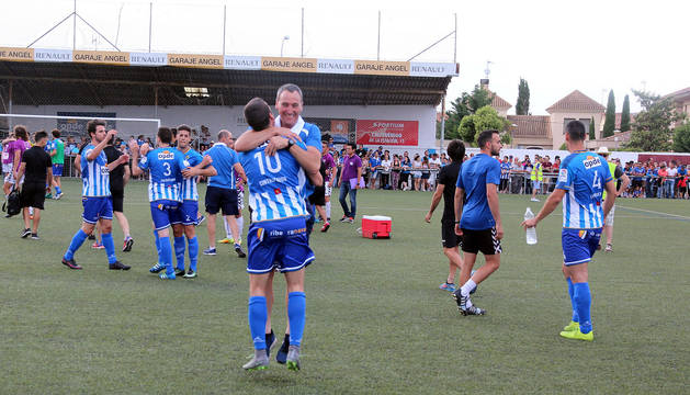 Rodrigo Sanz, con el 10 a la espalda, salta abrazado a Serafín Azagra, segundo entrenador del Cirbonero.