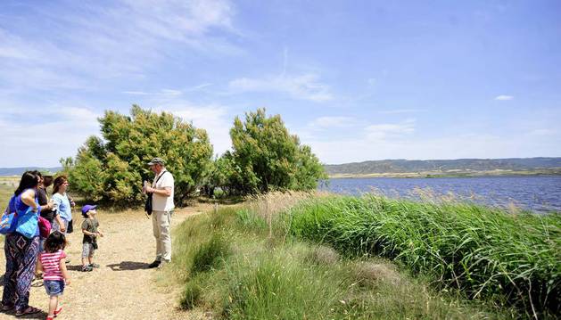 Muchas familias visitaron la Laguna de Pitillas, donde recibieron las explicaciones de su conservador, Alberto Jiménez.