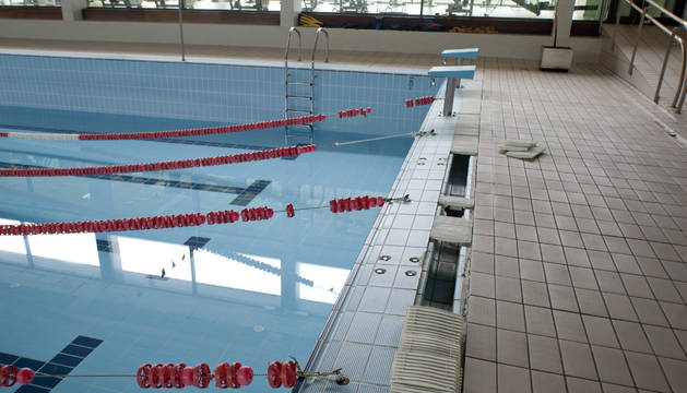 Imagen de la piscina cubierta de Peralta ayer, ya clausurada para su próxima reparación.