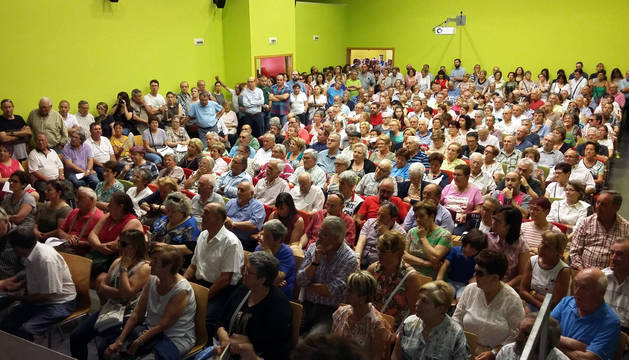 Imagen de los asistentes a la asamblea celebrada el domingo en el centro cívico Lourdes para informar del cambio de nombre de 49 calles del barrio.