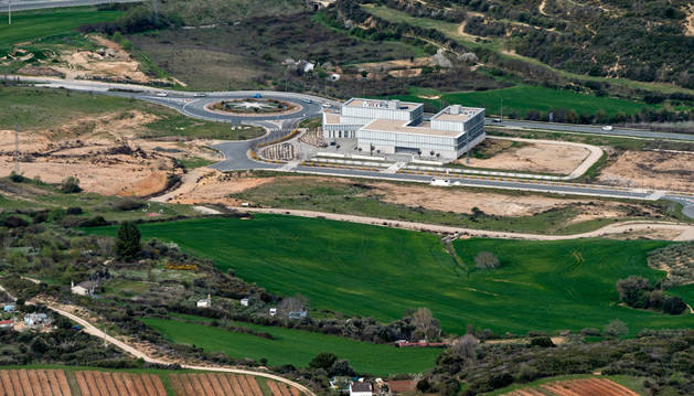 Imagen del suelo industrial de Estella, en la salida de la ciudad dirección Allo, con el edificio del centro tecnológico.