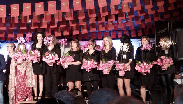 Imagen de todas las profesoras de la escuela de música recibiendo una orquídea del Ayuntamiento azagrés.