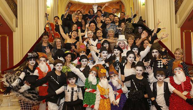 Imágenes de la obra que han interpretado 65 niños, jóvenes y adultos en el Teatro Arriaga.