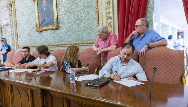 Imagen del edil José Ángel Andrés -1º por la dcha.-, que explicó el cierre de las cuentas de 2016.