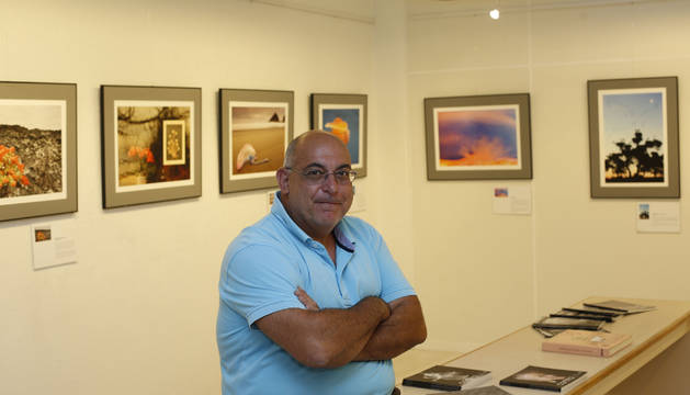 José Benito Ruiz, en la Galería Contraluz junto a las imágenes de la exposición Diálogos sobre Composición.